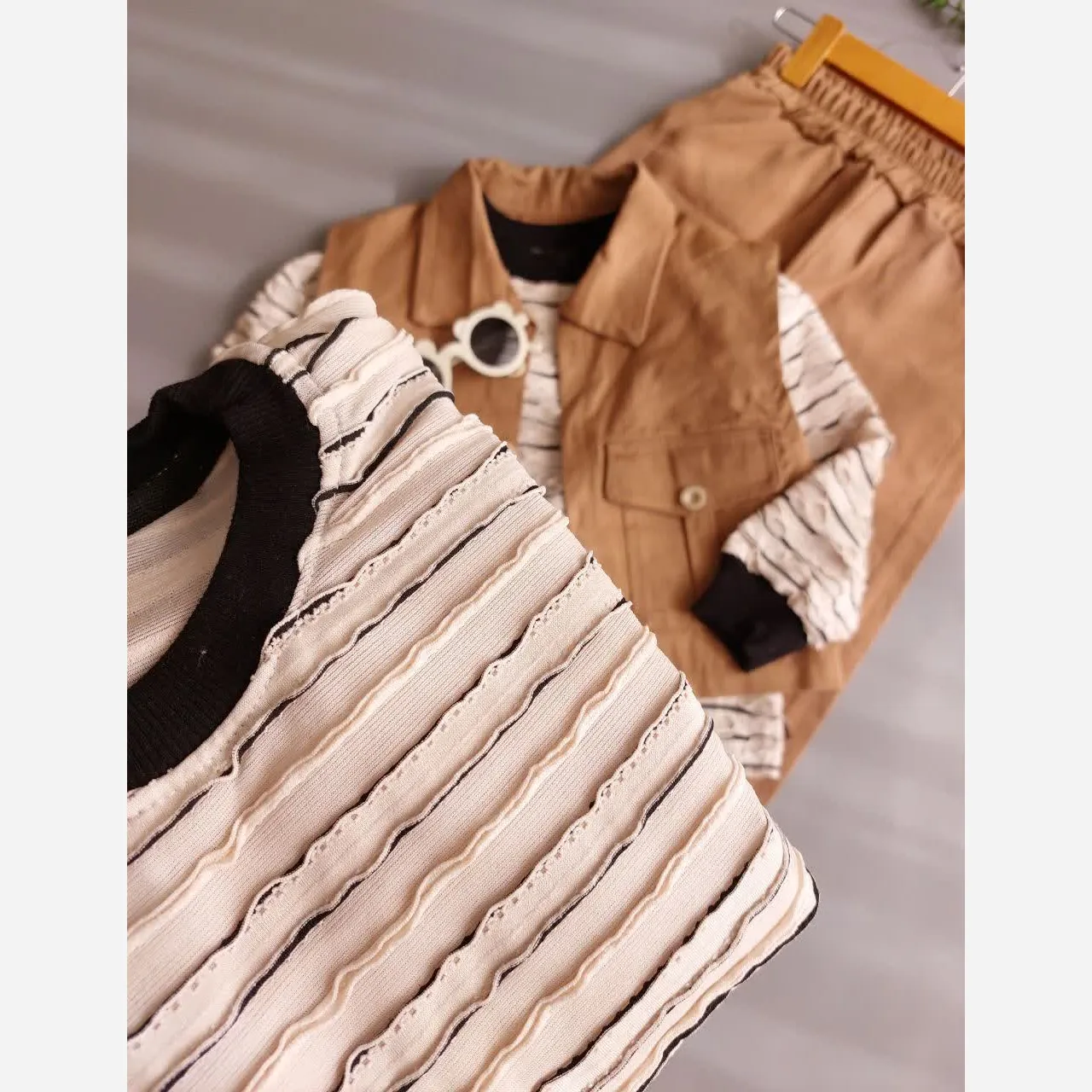 ست سه تیکه ژیله و بلوز و شلوار پسرانه کتان و لونا مراکشی کرم و مشکی